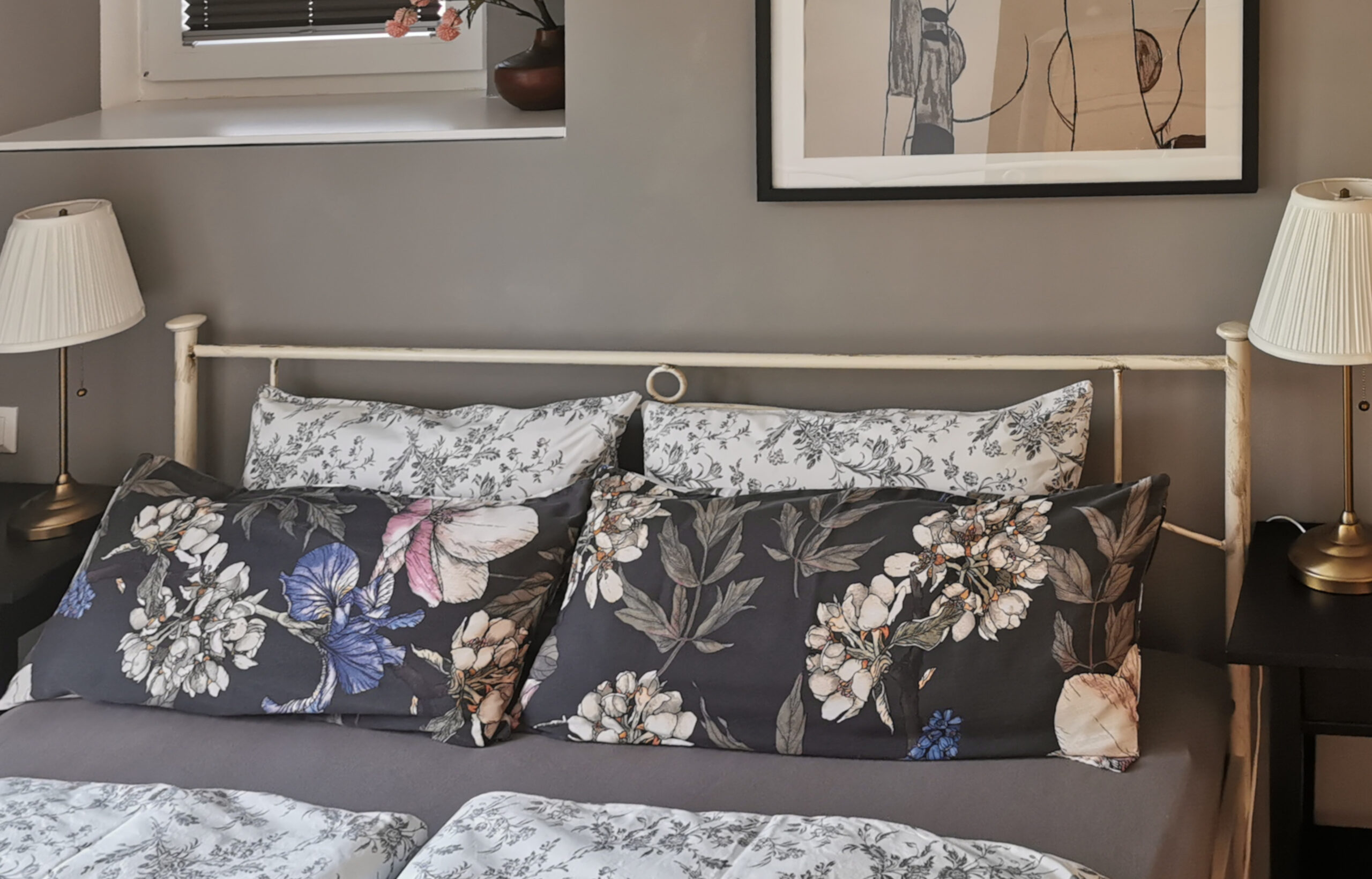 Ausschnitt des Doppelbettes im Schlafzimmer